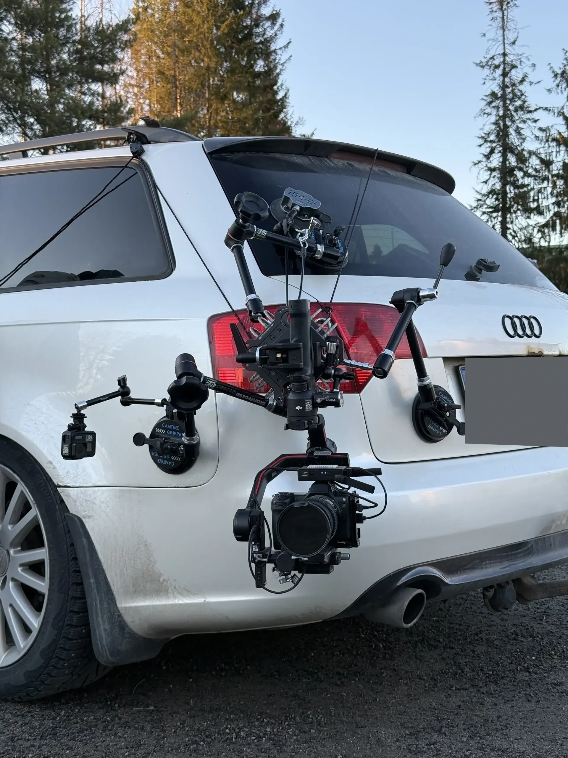 Kamera-auto ja rig kiinnitettynä ajoneuvoon